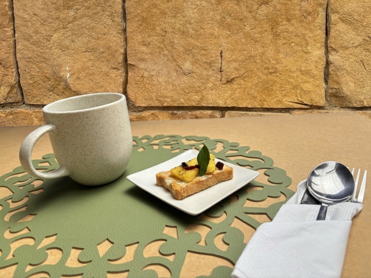 Crostini con fruta y menta junto a una taza
