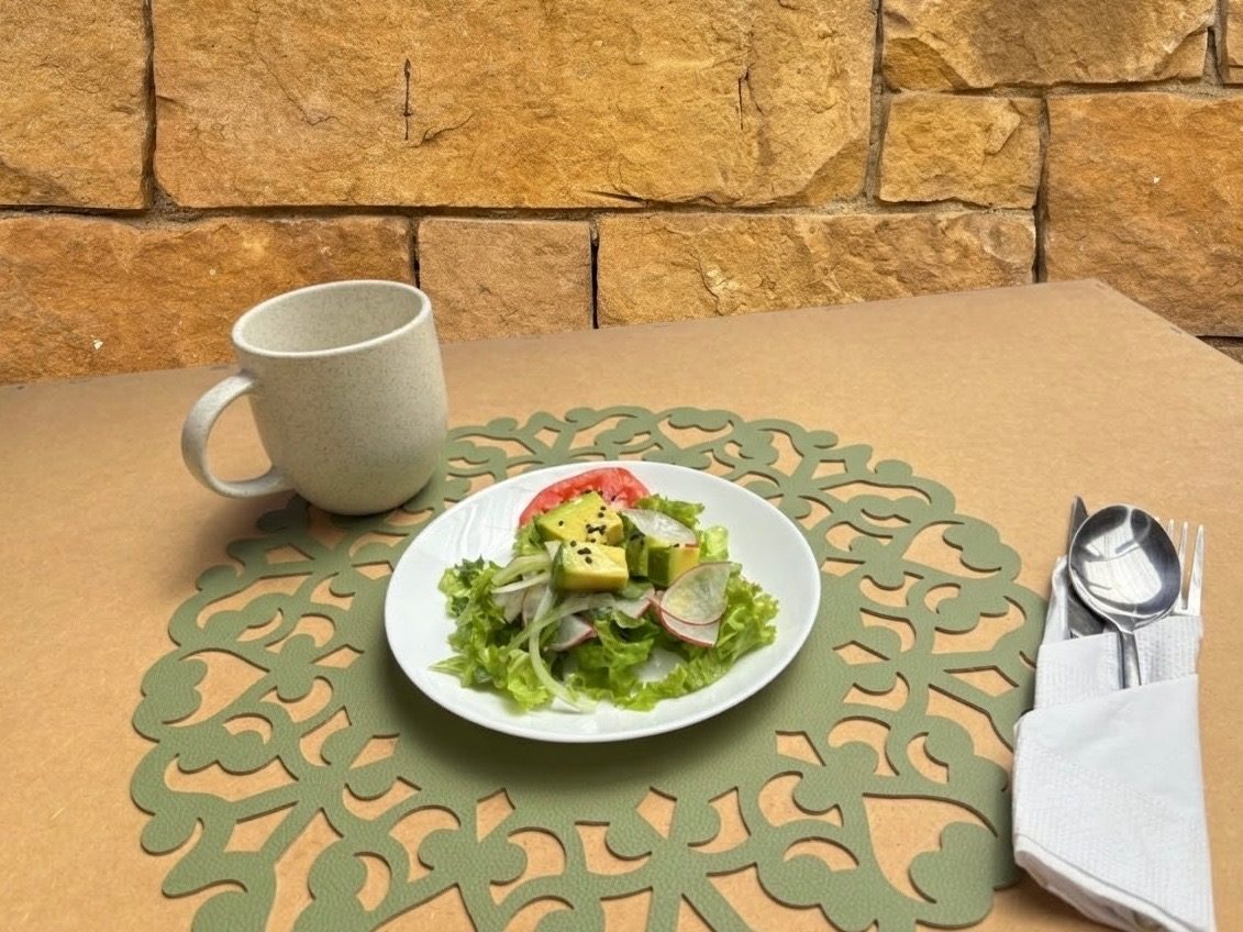 Ensalada de verano con aguacate y rábano