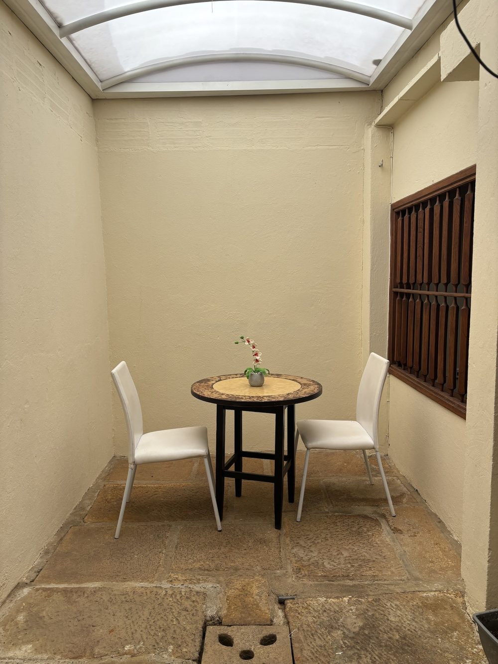 Mesa para dos en el patio interior con claraboya